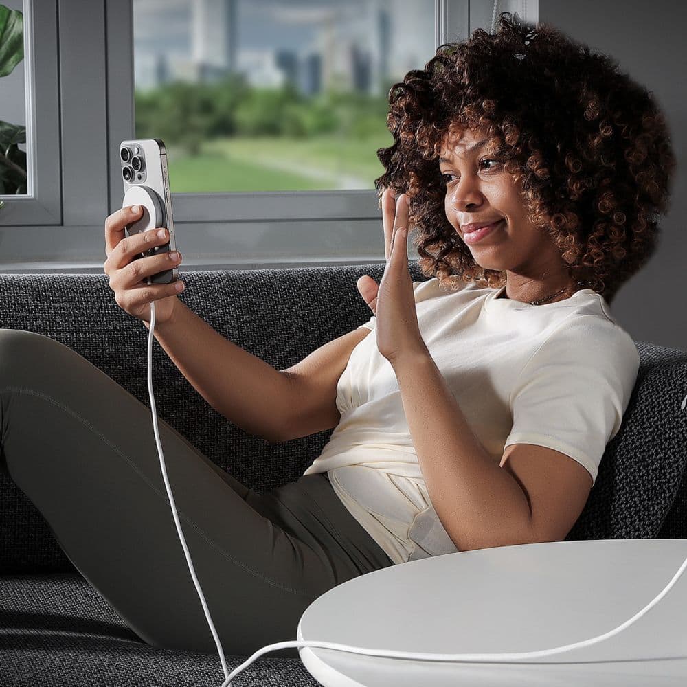 ESR Mini magnetická bezdrátová nabíječka HaloLock Qi2 MagSafe 15W stříbrná - náhled 3