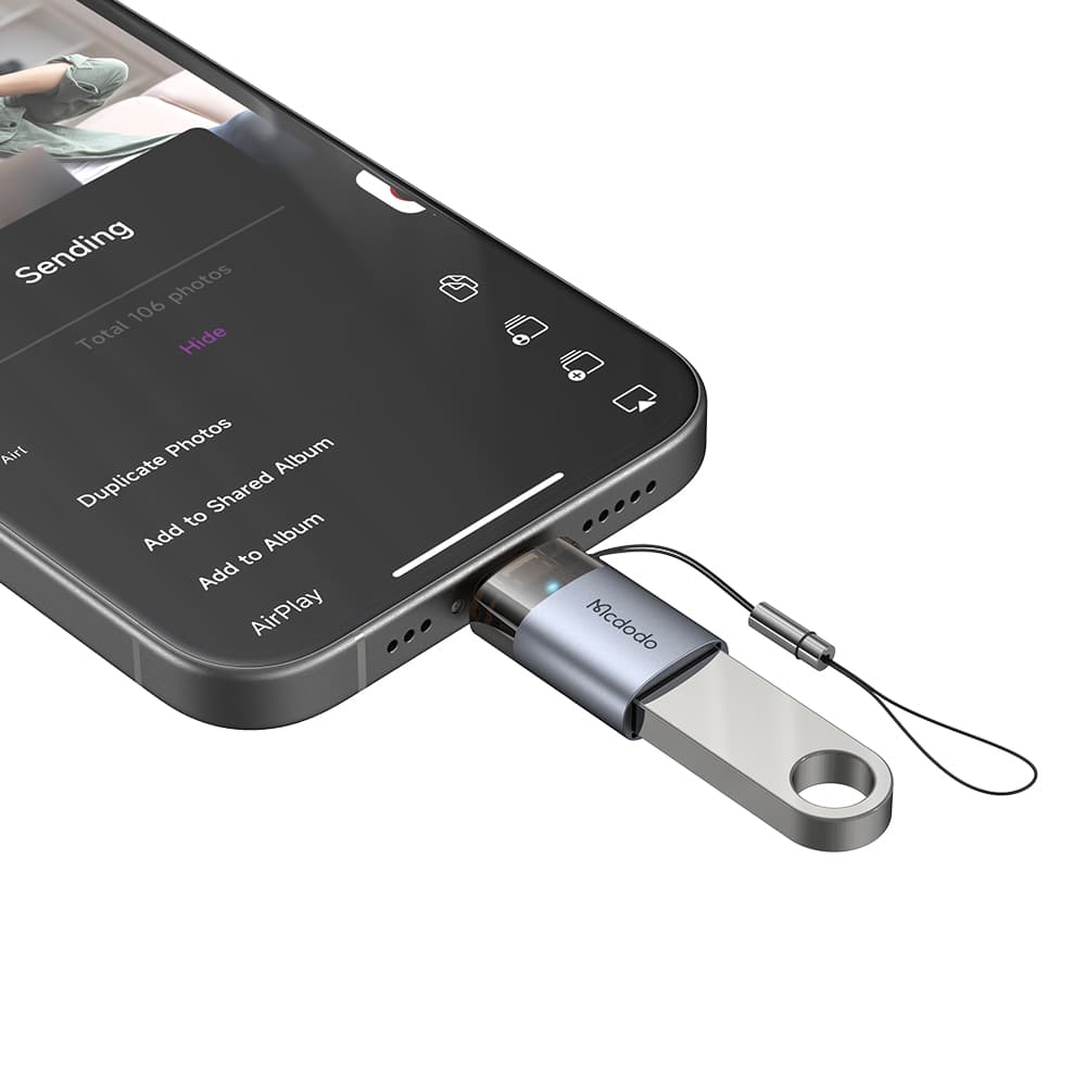 Mcdodo - OTG adaptér (OT-7390) - USB na Lightning, hliníková slitina, nabíjení a synchronizace dat, s indikačním světlem, poutko - černá - náhled 3