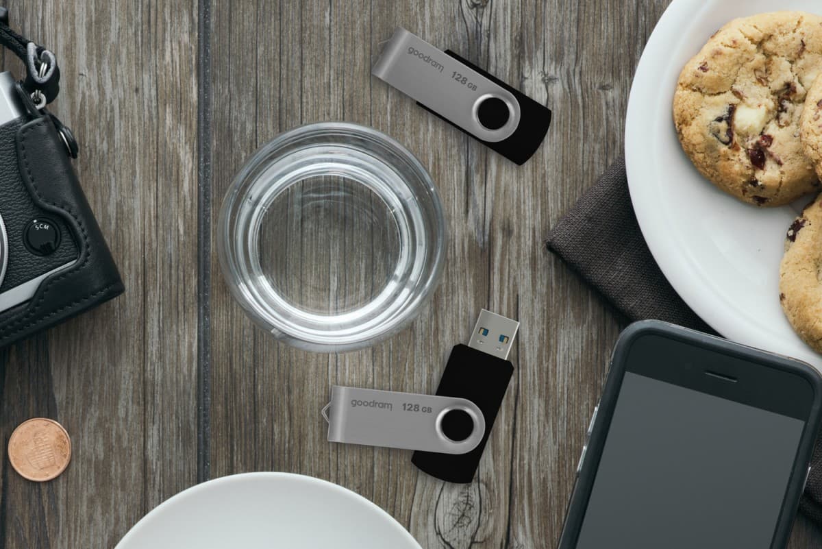 Flash disk GOODRAM UTS3 16GB černo-stříbrný - náhled 5