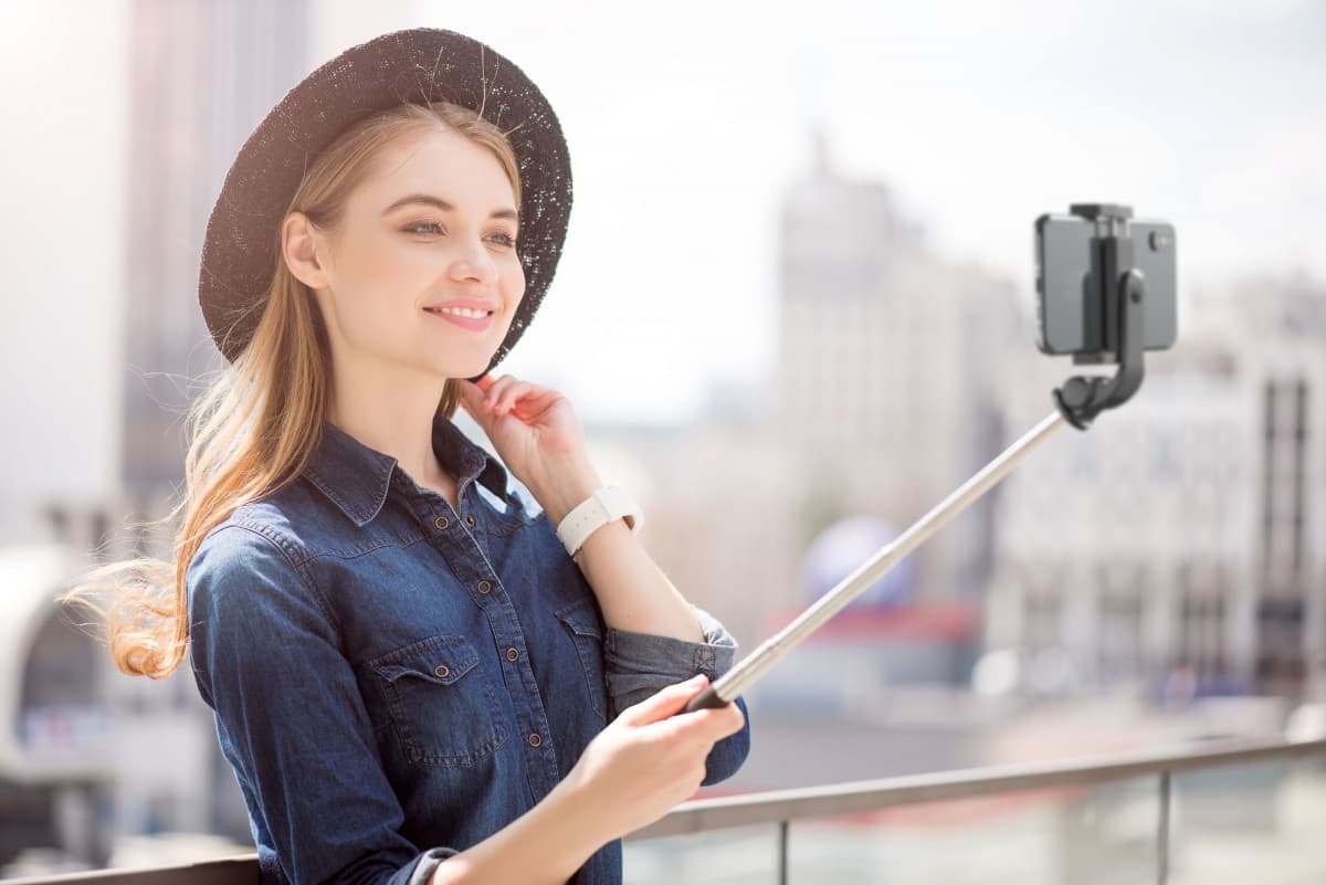 Bluetooth selfie tyč Cellularline Freedom s funkcí tripodu, černá - náhled 2