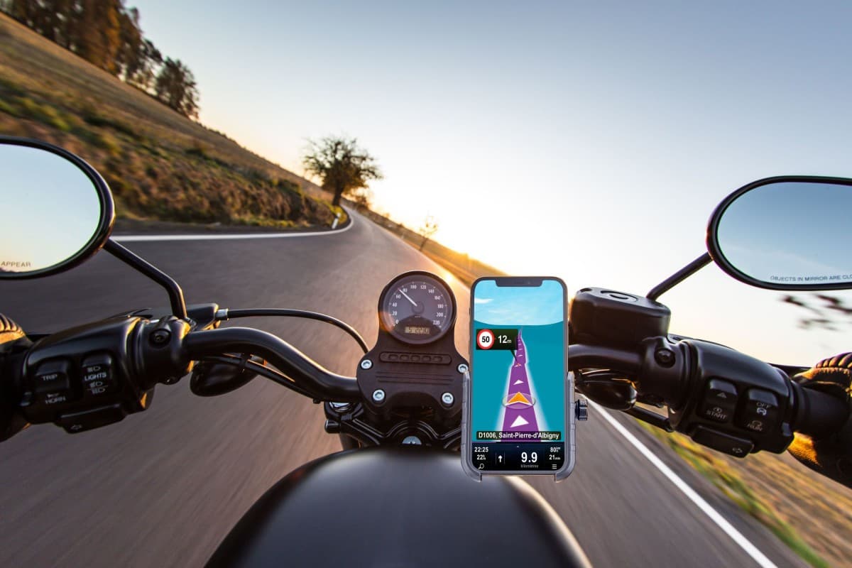 Univerzální hliníkový držák mobilního telefonu Cellularline Rider Steel na řídítka pro motorku i kolo, černý - náhled 3
