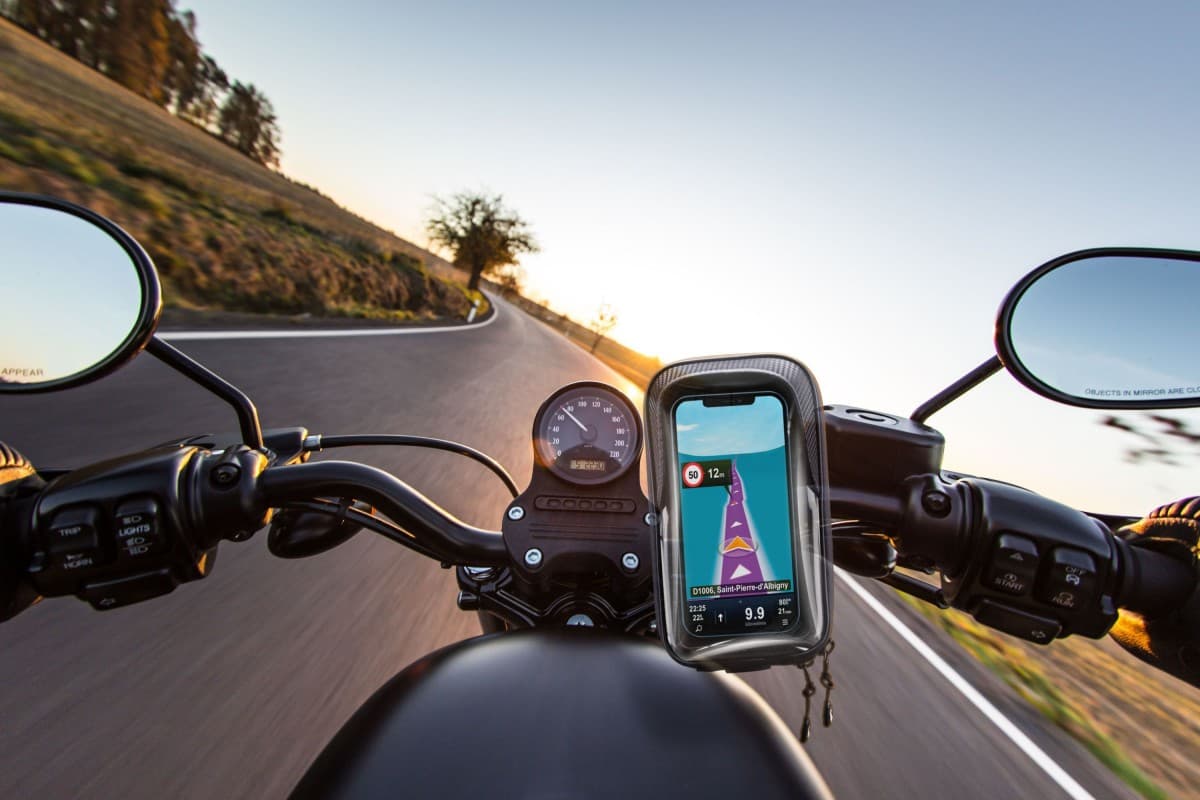 Univerzální držák mobilního telefonu Cellularline Rider Shield na řídítka  pro motorku i kolo, voděodolný, do vel. 6,7", - náhled 3