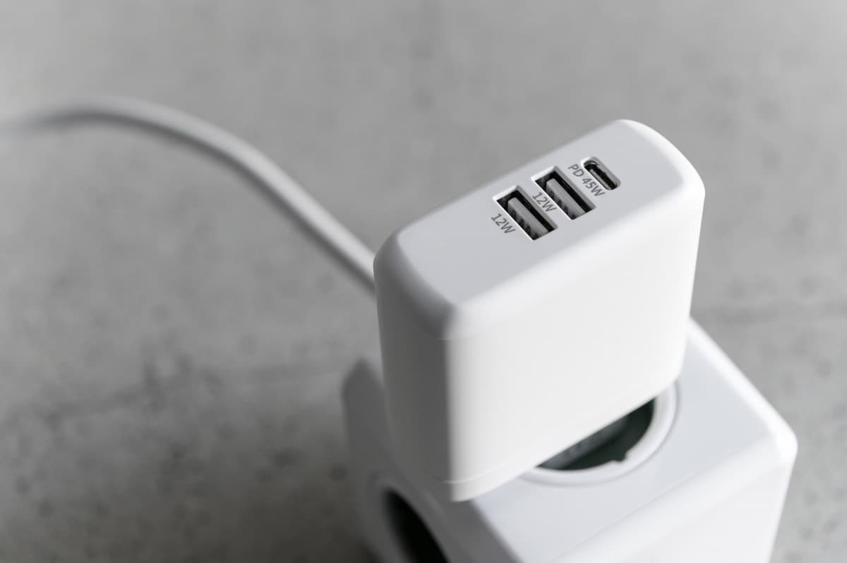 Set síťové nabíječky FIXED s USB-C a 2xUSB výstupem a USB-C/USB-C kabelu, podpora PD, 45W, bílý - náhled 4