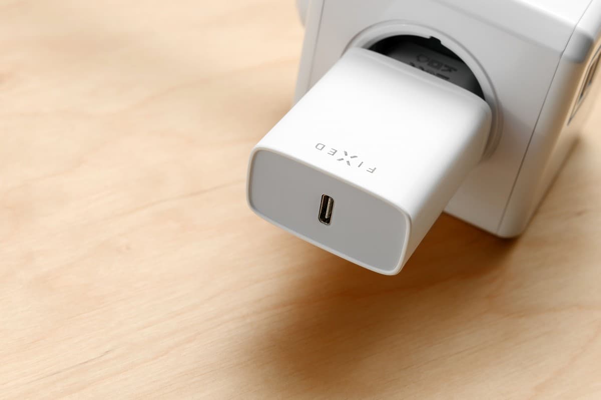 Set síťové nabíječky FIXED s USB-C výstupem a USB-C/USB-C kabelu, podpora PD, 1 metr, 20W, bílý - náhled 4