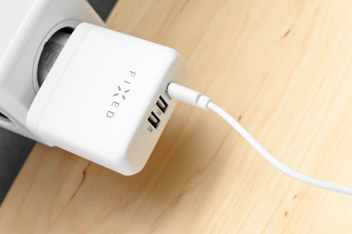 Set síťové nabíječky FIXED s USB-C a 2xUSB výstupem a USB-C/USB-C kabelu, podpora PD, 45W, bílý - náhled 5