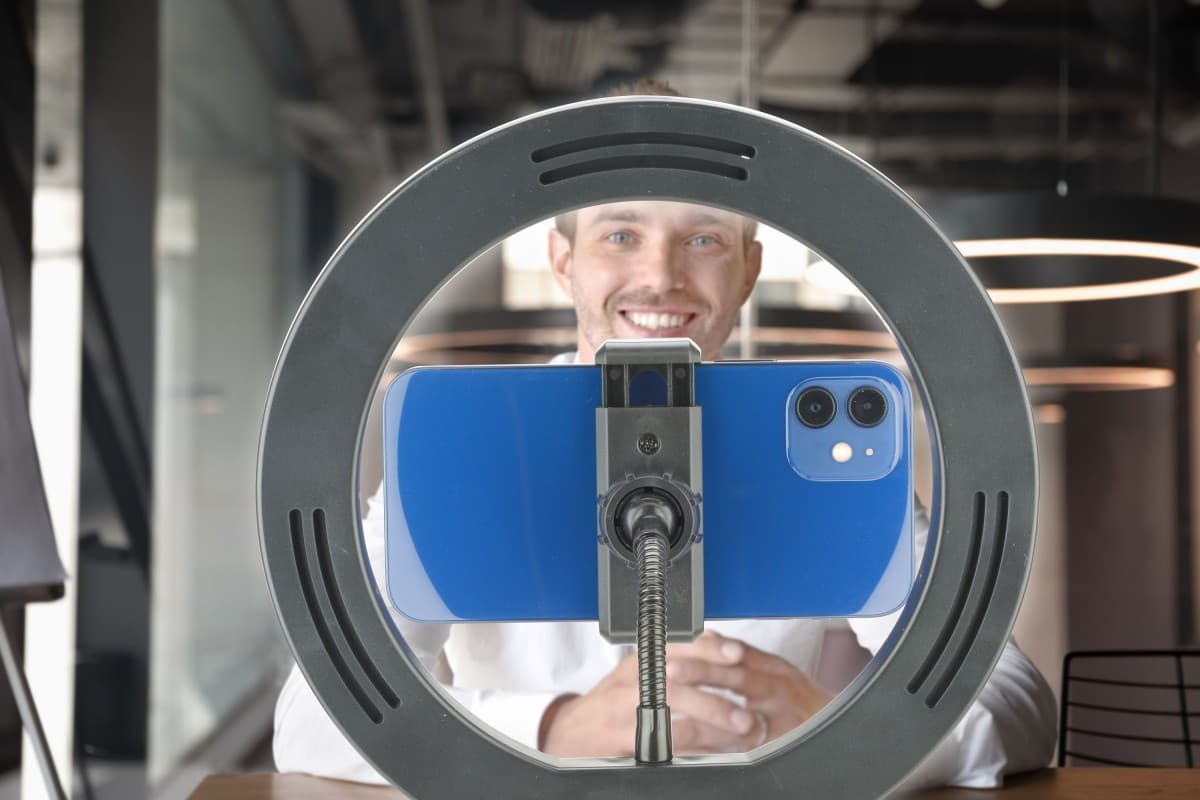 Tripod Cellularline Selfie Ring s LED osvětlením pro selfie fotky a videa, černý - náhled 5